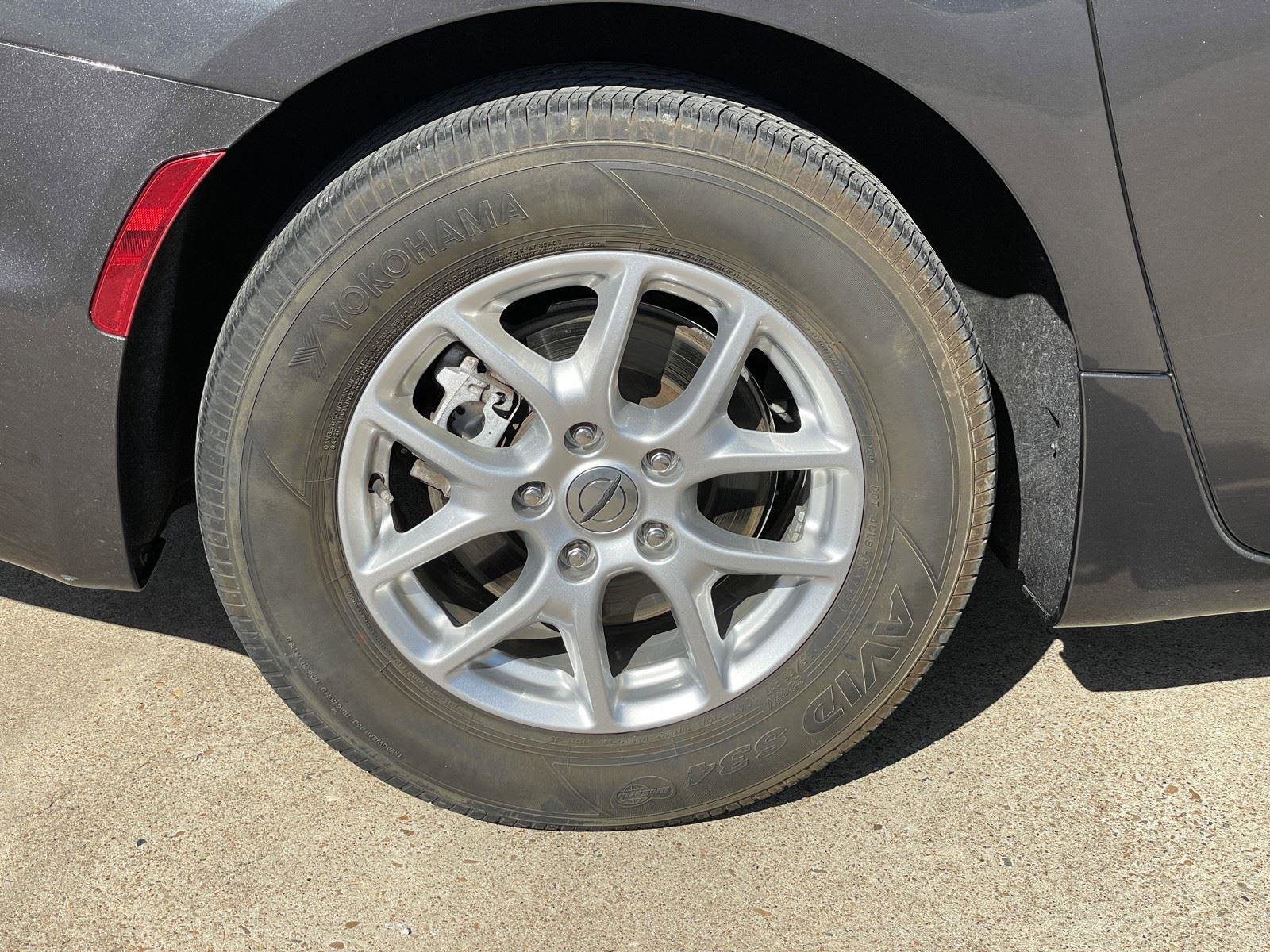 Used 2023 Chrysler Pacifica Touring-L image 55