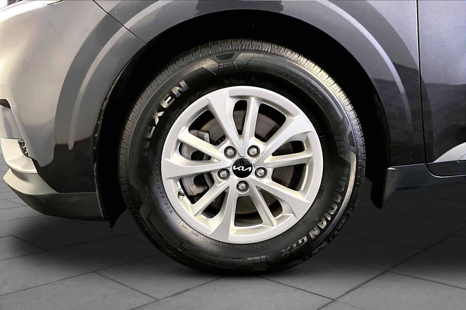 Used 2023 Kia Carnival LX FWD image 11