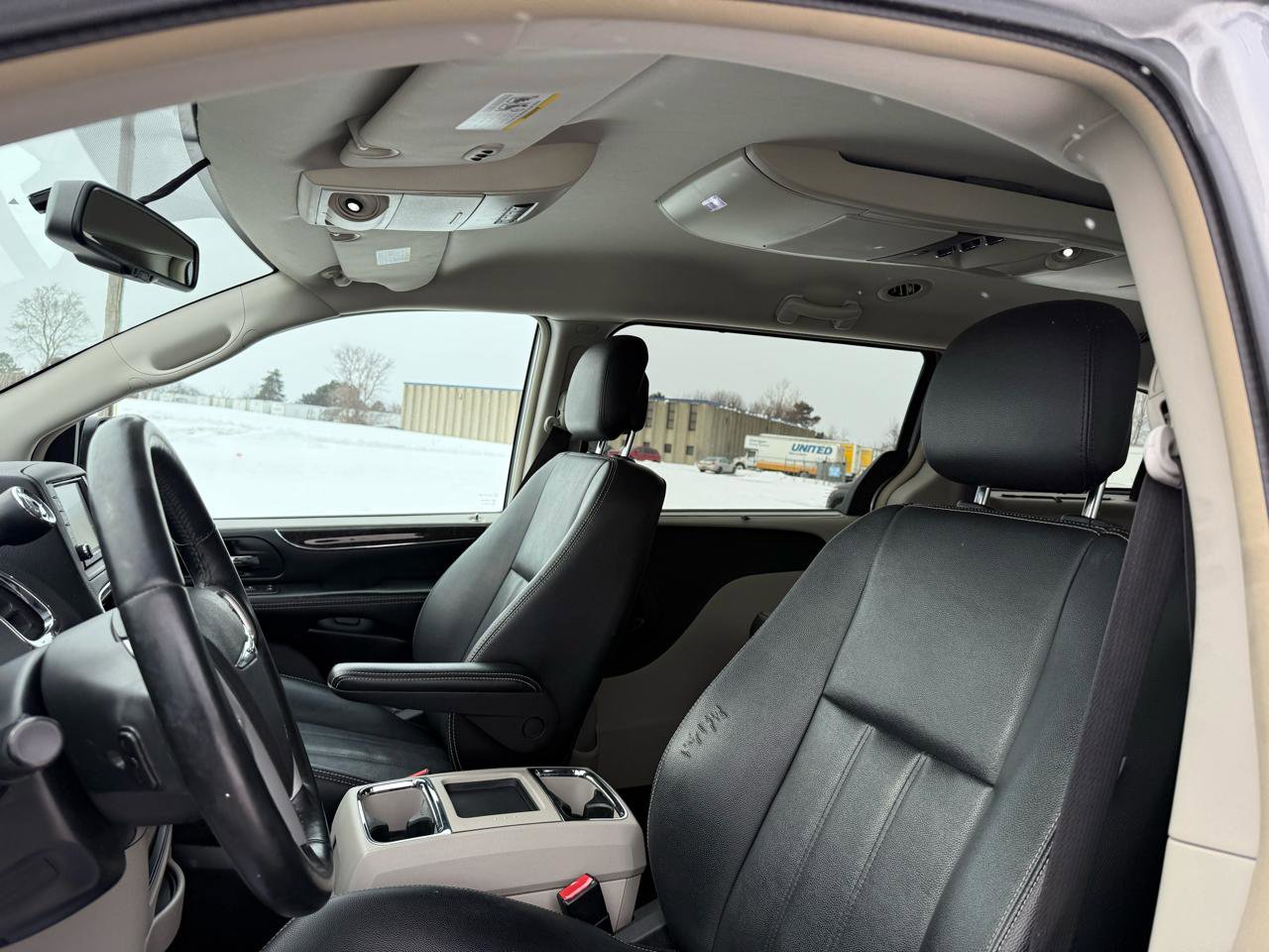 Used 2015 Chrysler Town & Country Touring w/ Driver Convenience Group image 19