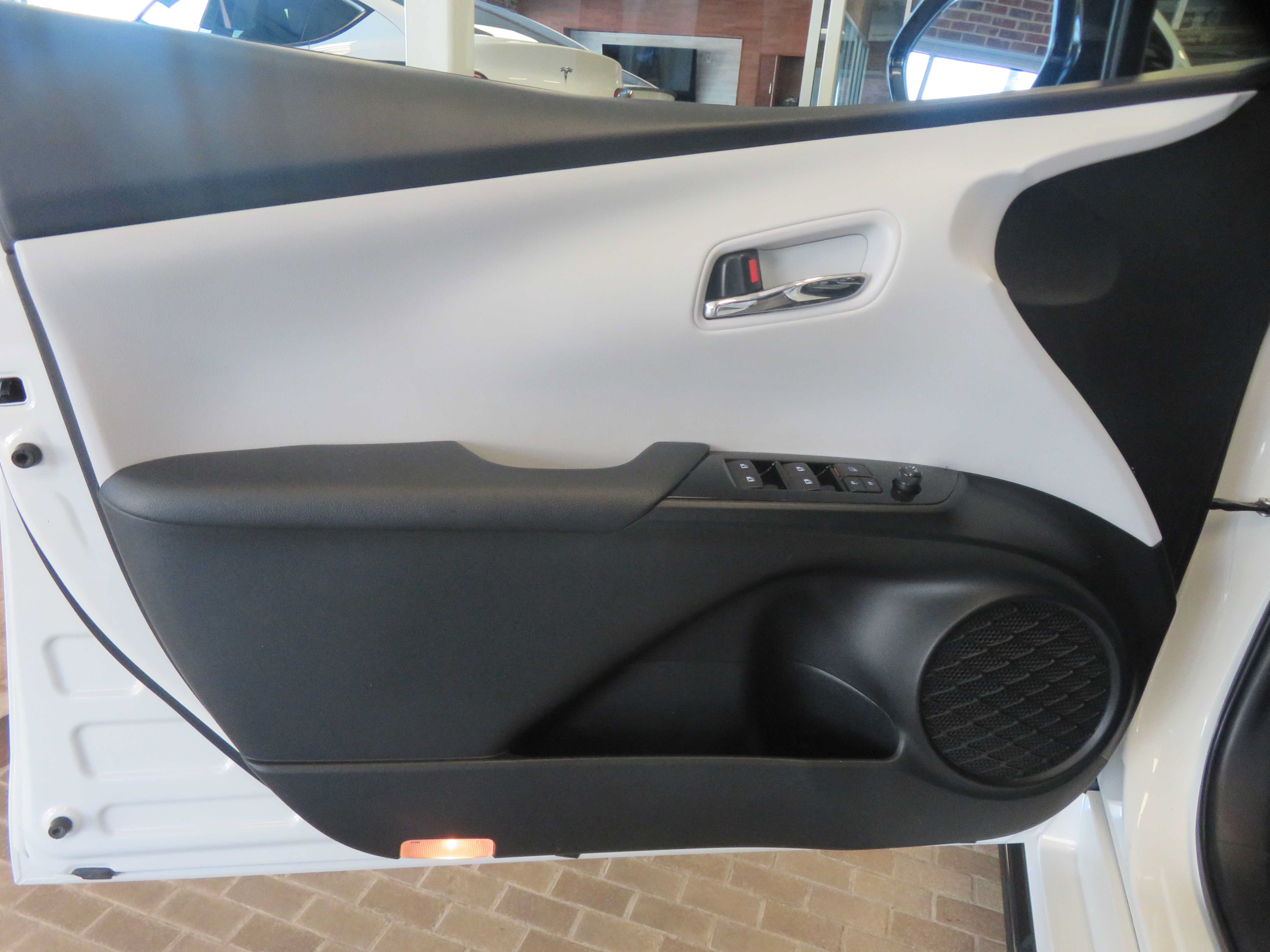 Used 2017 Toyota Prius Four Touring w/ Appearance Package FWD image 13