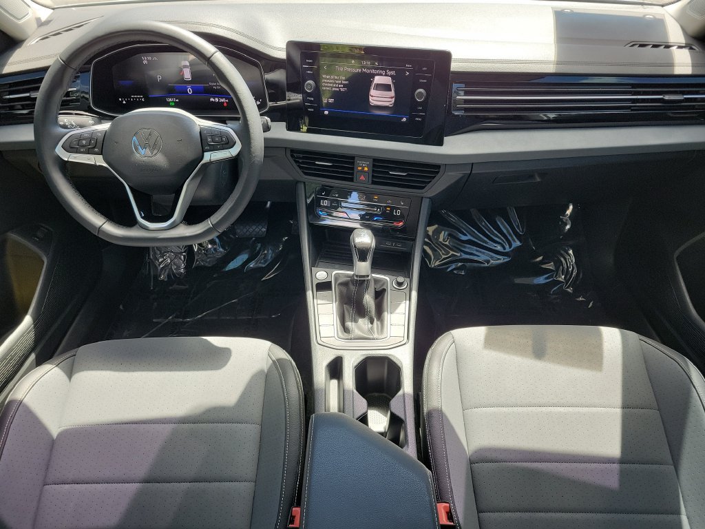 Certified 2025 Volkswagen Jetta SE w/ Sunroof Package FWD image 11