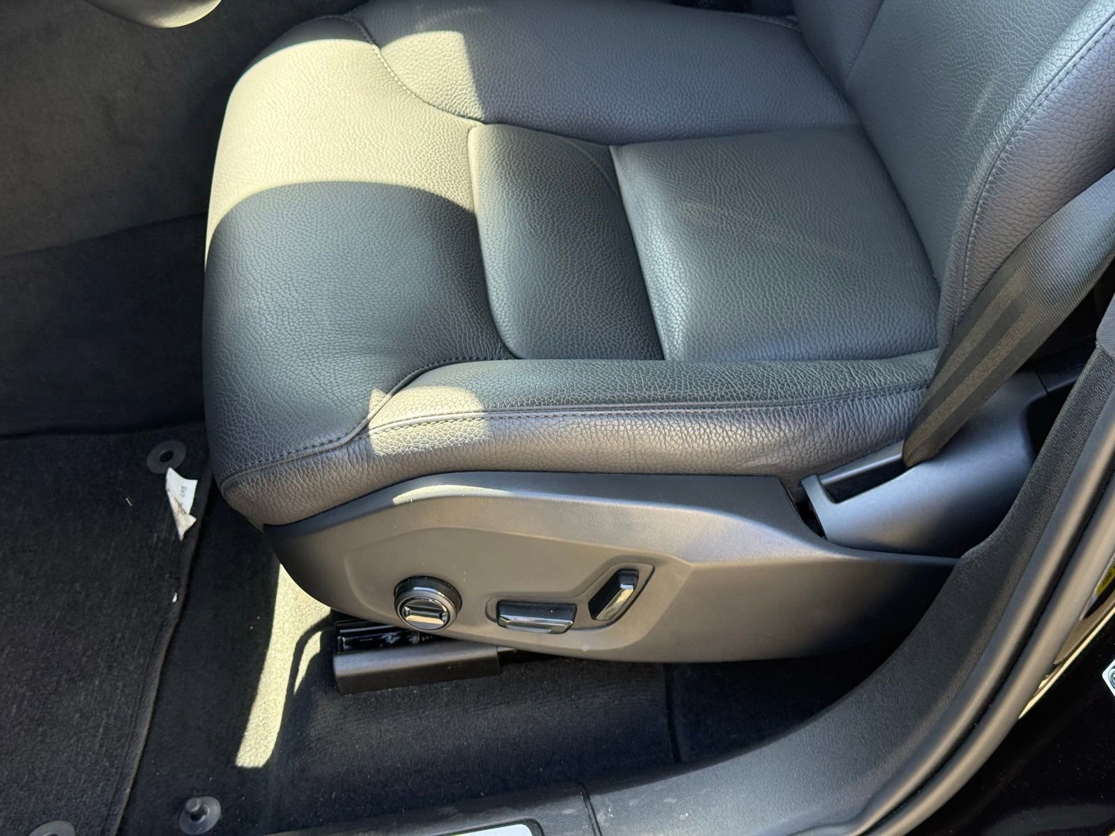 Used 2025 Volvo XC60 B5 Plus image 14