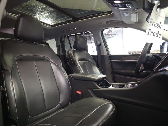 Used 2023 Jeep Grand Cherokee Limited w/ Luxury Tech Group II AWD/4WD image 14