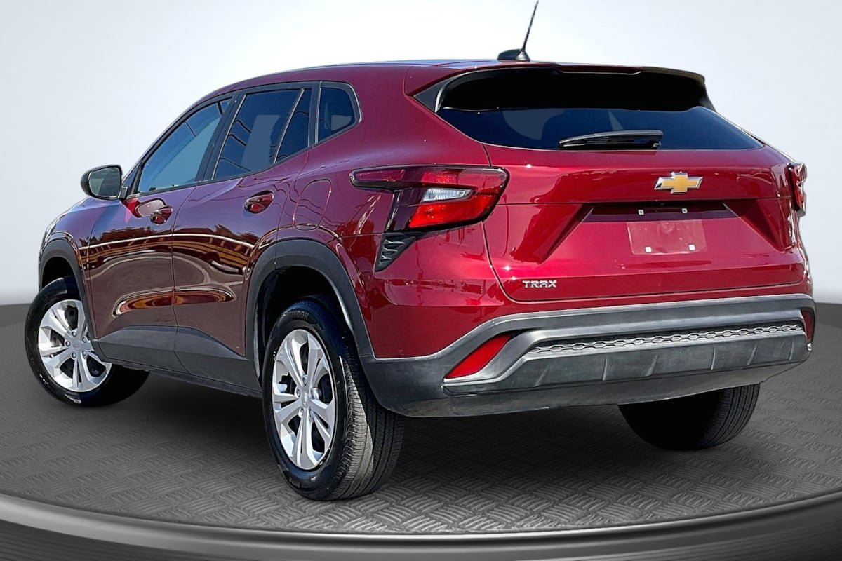 Used 2025 Chevrolet Trax LS FWD image 2