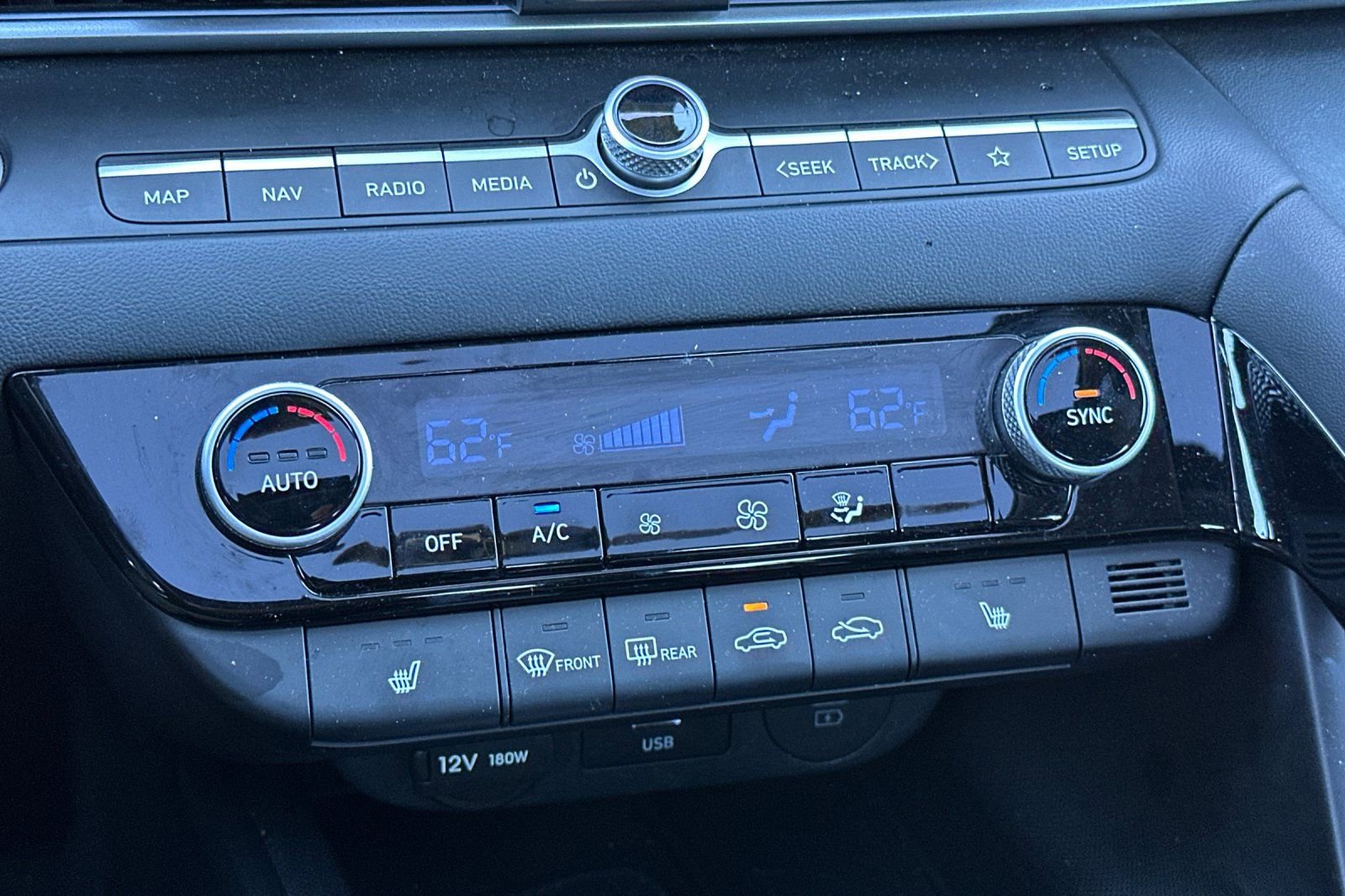 Used 2024 Hyundai Elantra Limited image 18