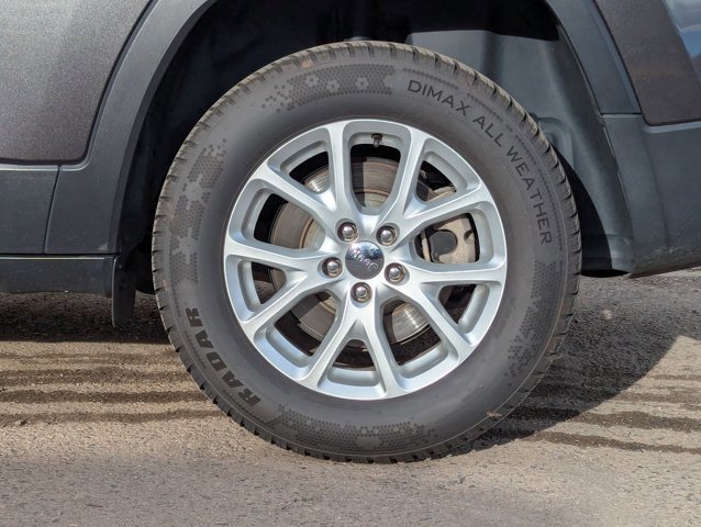 Used 2017 Jeep Cherokee Latitude w/ Cold Weather Group image 9