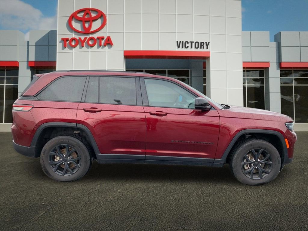 Used 2024 Jeep Grand Cherokee Altitude image 2