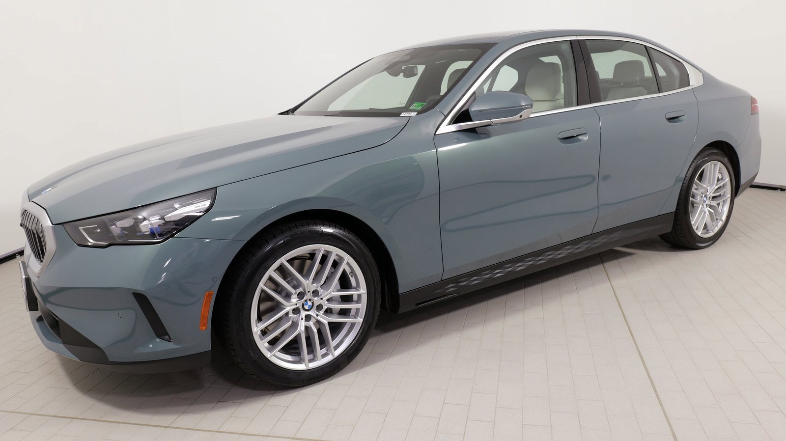 Used 2024 BMW 530i xDrive image 3