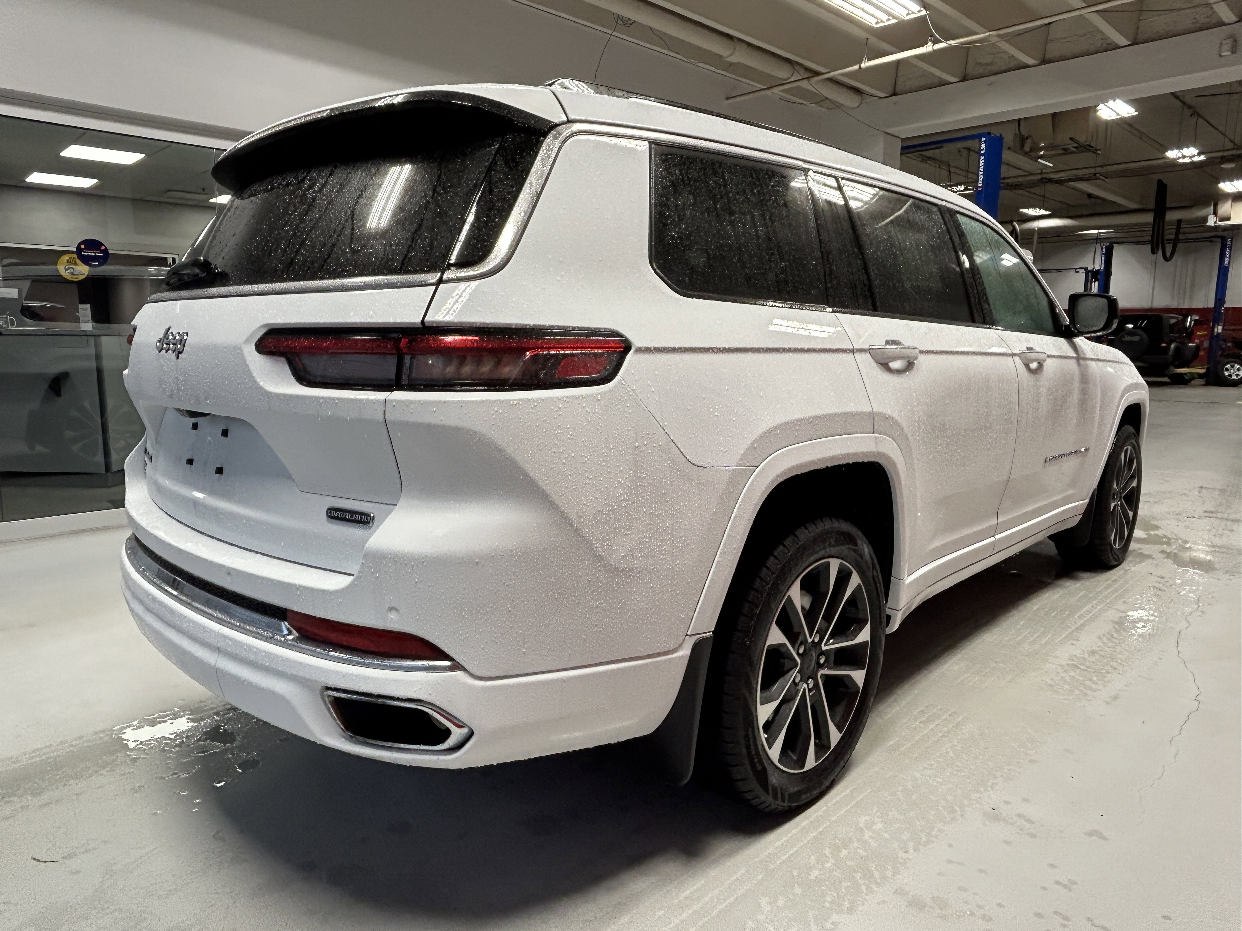 Certified 2022 Jeep Grand Cherokee L Overland w/ MOPAR Finishing Package AWD/4WD image 10