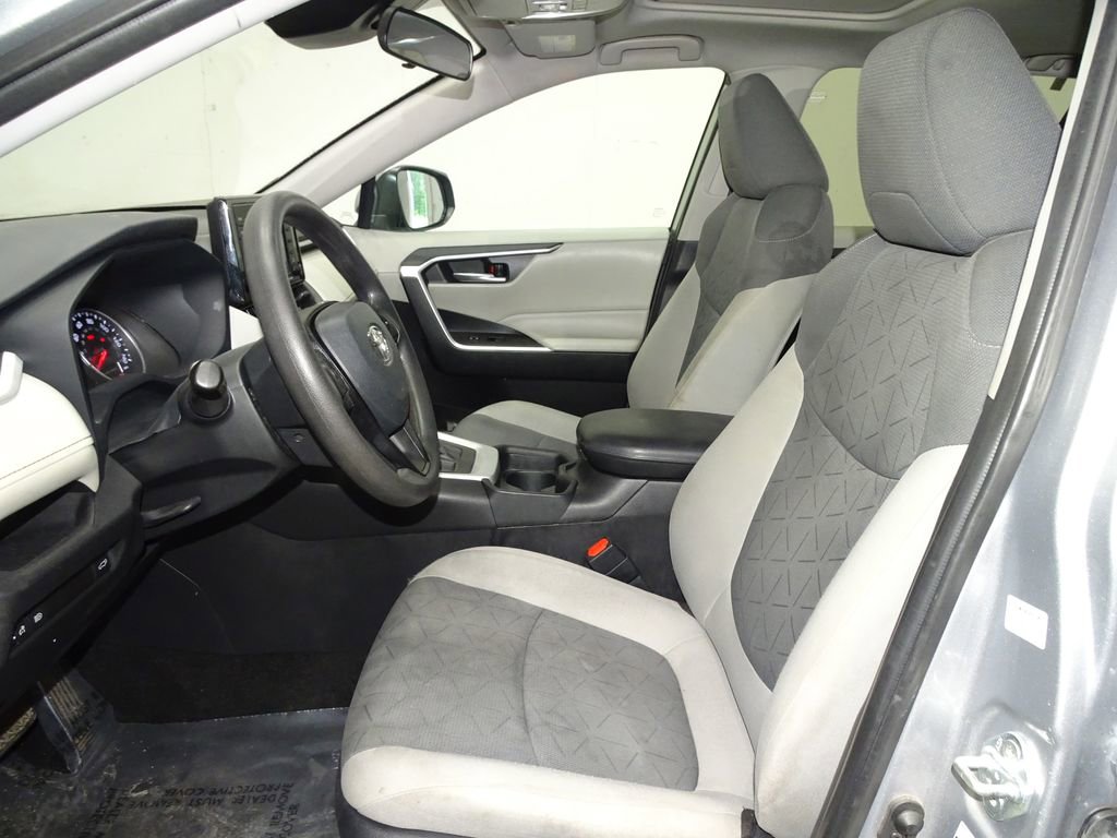Used 2021 Toyota RAV4 XLE w/ Convenience Package FWD image 11