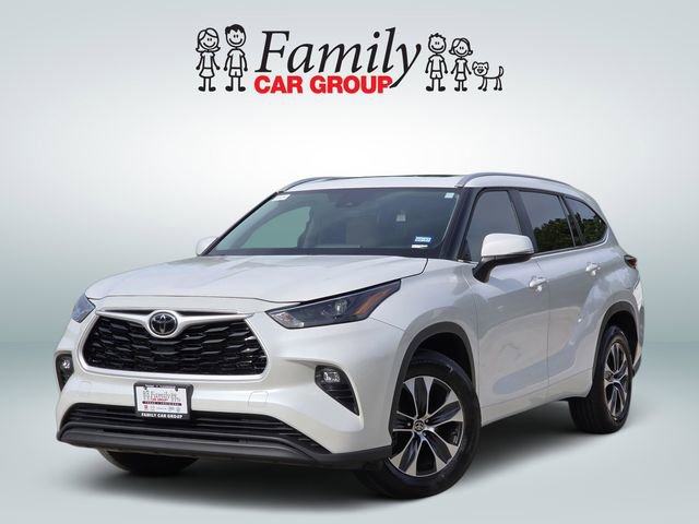 Certified 2025 Toyota Highlander XLE FWD image 1