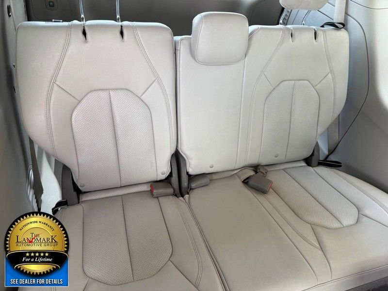 Used 2021 Chrysler Pacifica Touring-L image 18