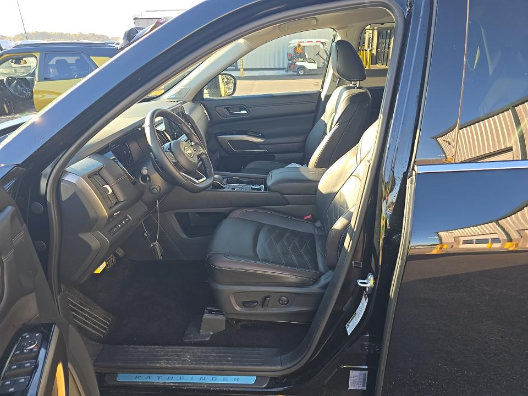 Used 2025 Nissan Pathfinder Platinum w/ Cargo Package AWD/4WD image 10