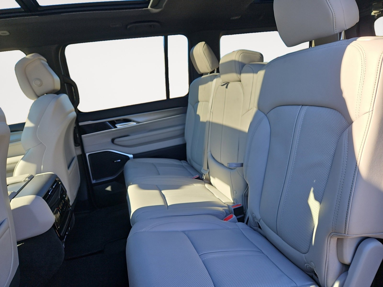 New 2025 Jeep Wagoneer 4WD w/ Premium Group I image 13