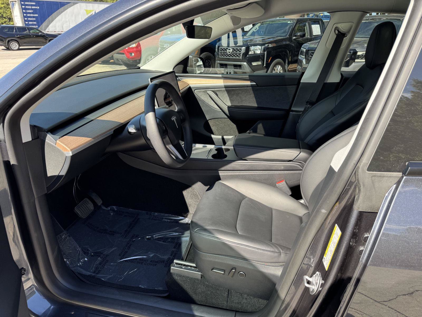 Used 2024 Tesla Model Y Long Range AWD/4WD image 2