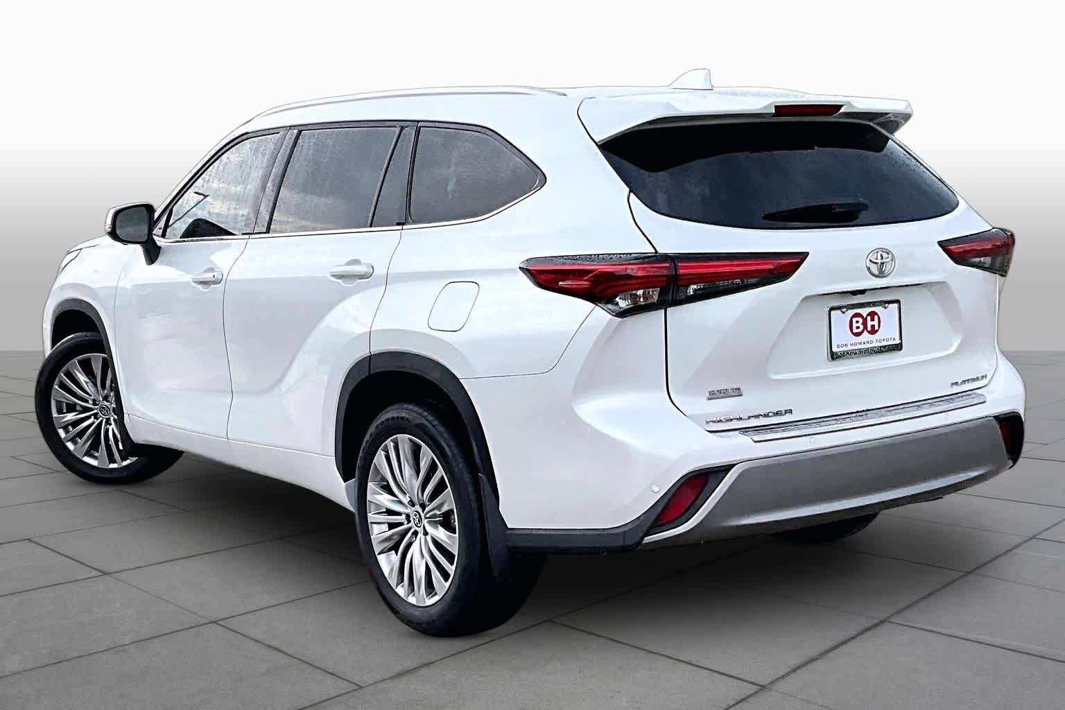Used 2023 Toyota Highlander Platinum FWD image 12