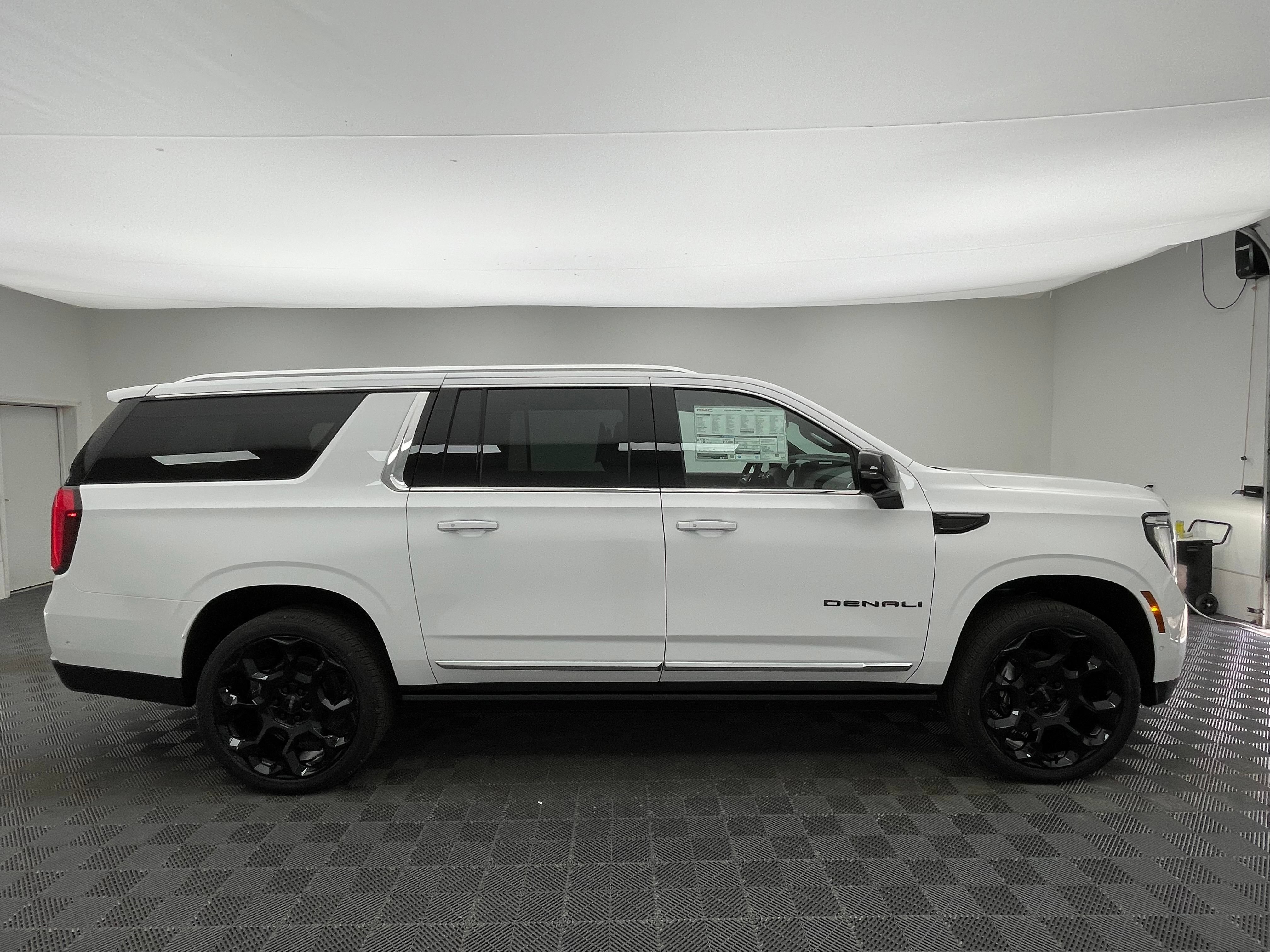 New 2026 GMC Yukon XL Denali w/ Denali Reserve Package AWD/4WD image 10