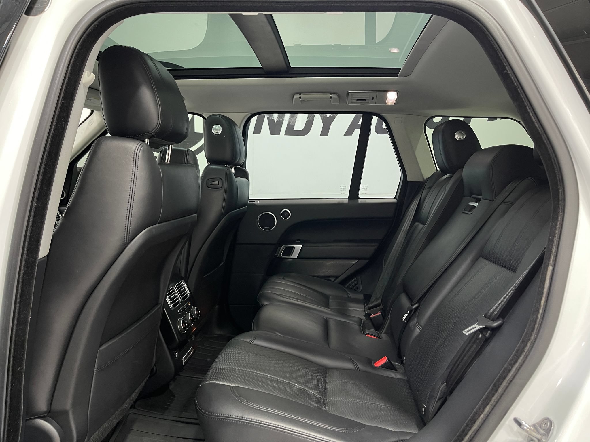 Used 2015 Land Rover Range Rover Supercharged AWD/4WD image 29