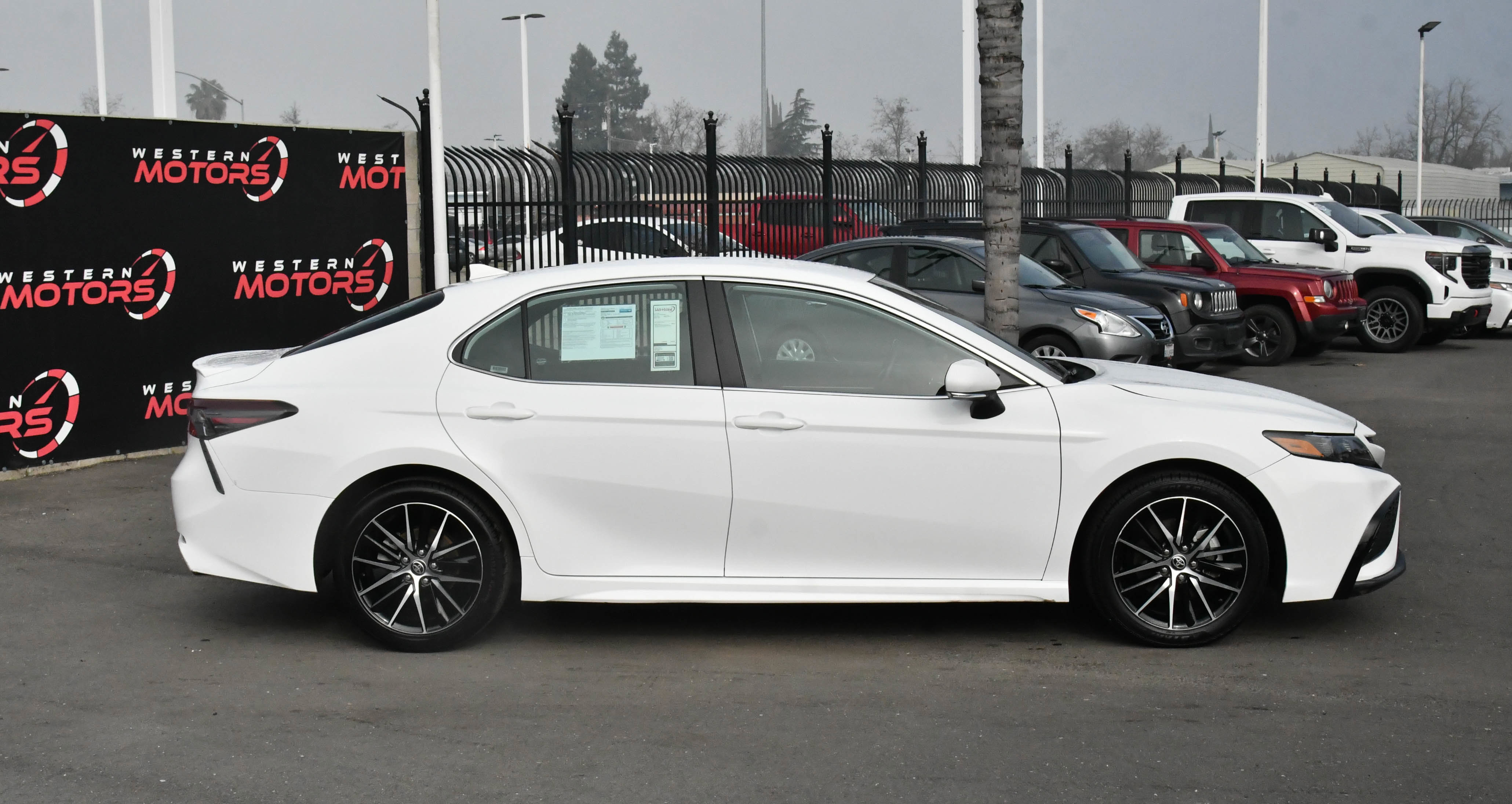 Used 2024 Toyota Camry SE image 9