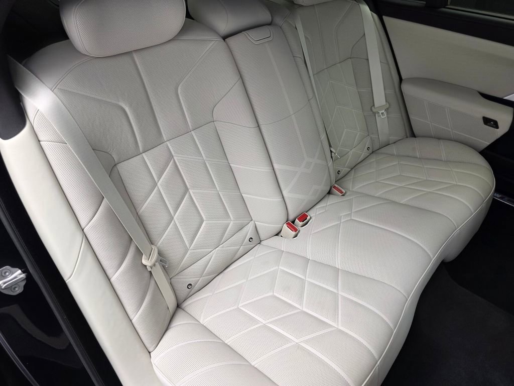 Used 2024 BMW 760i xDrive w/ Executive Package image 27