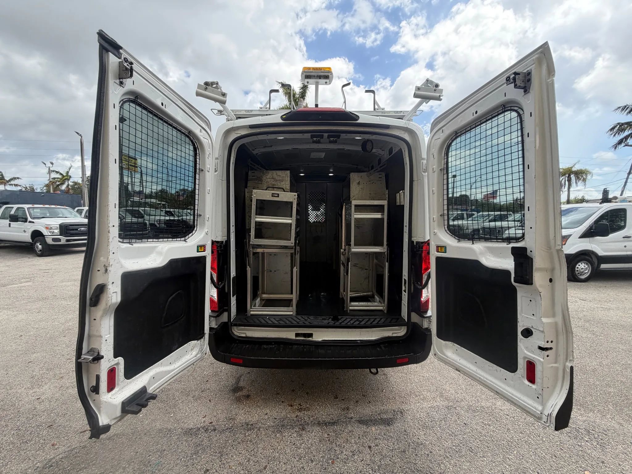 Used 2019 Ford Transit 250 XL w/ Exterior Upgrade Package image 4