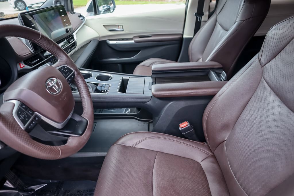 Used 2023 Toyota Sienna Platinum AWD/4WD image 9