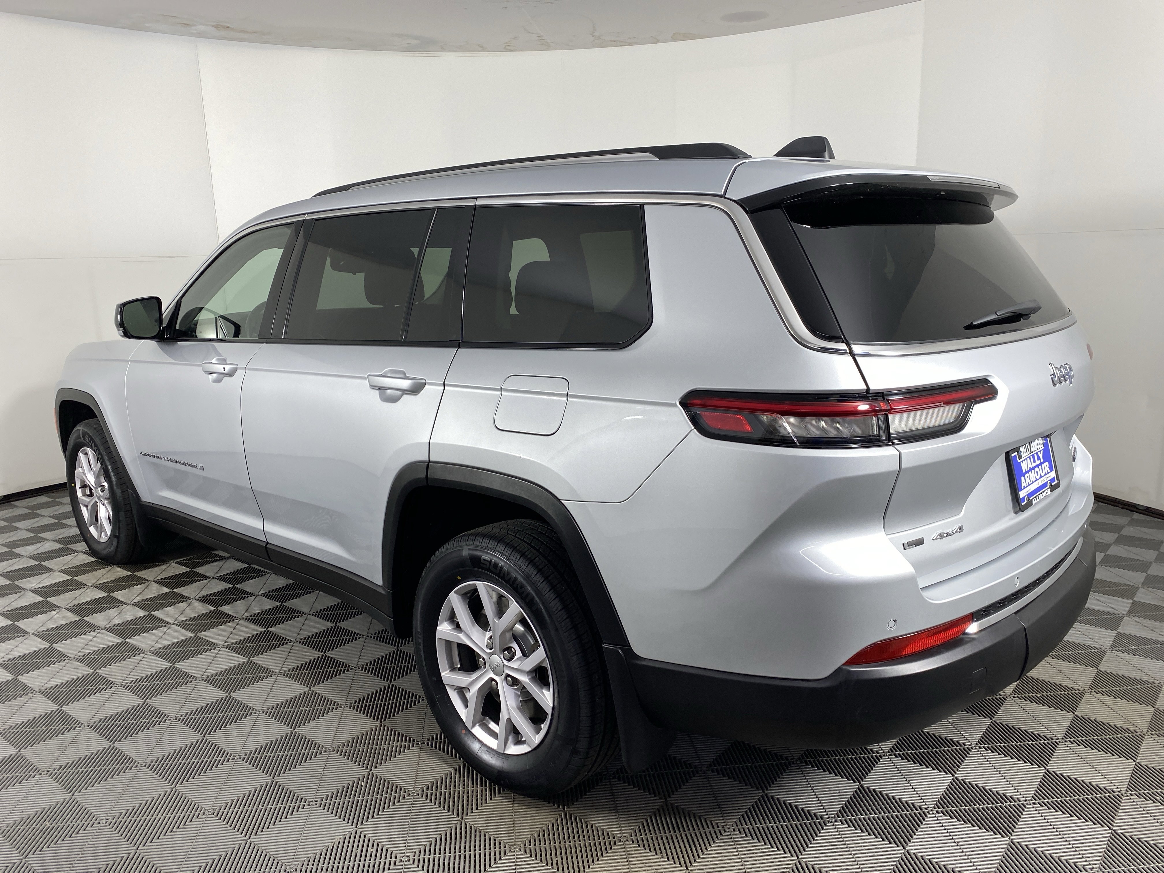 Used 2022 Jeep Grand Cherokee L Limited w/ MOPAR Finishing Package image 11