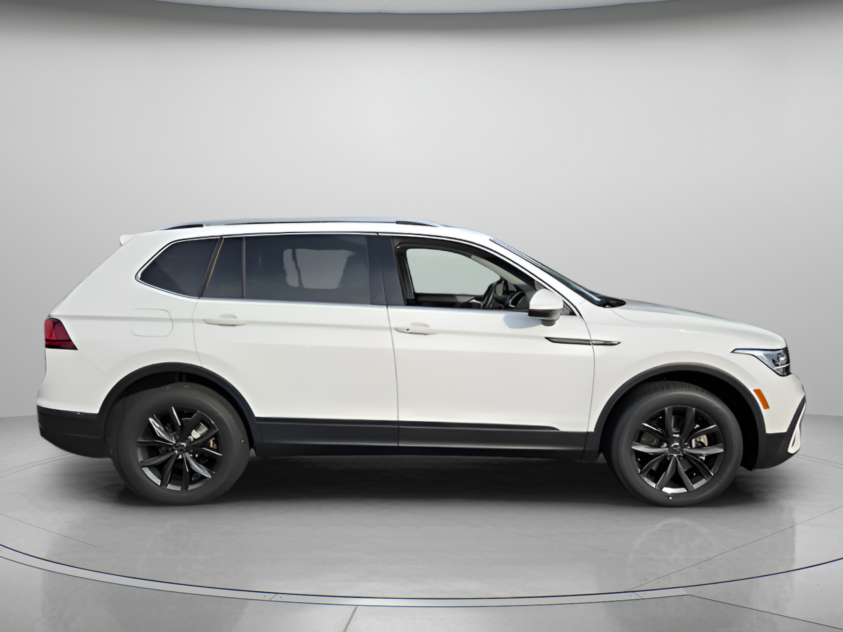 Used 2024 Volkswagen Tiguan SE w/ Panoramic Sunroof Package FWD image 6