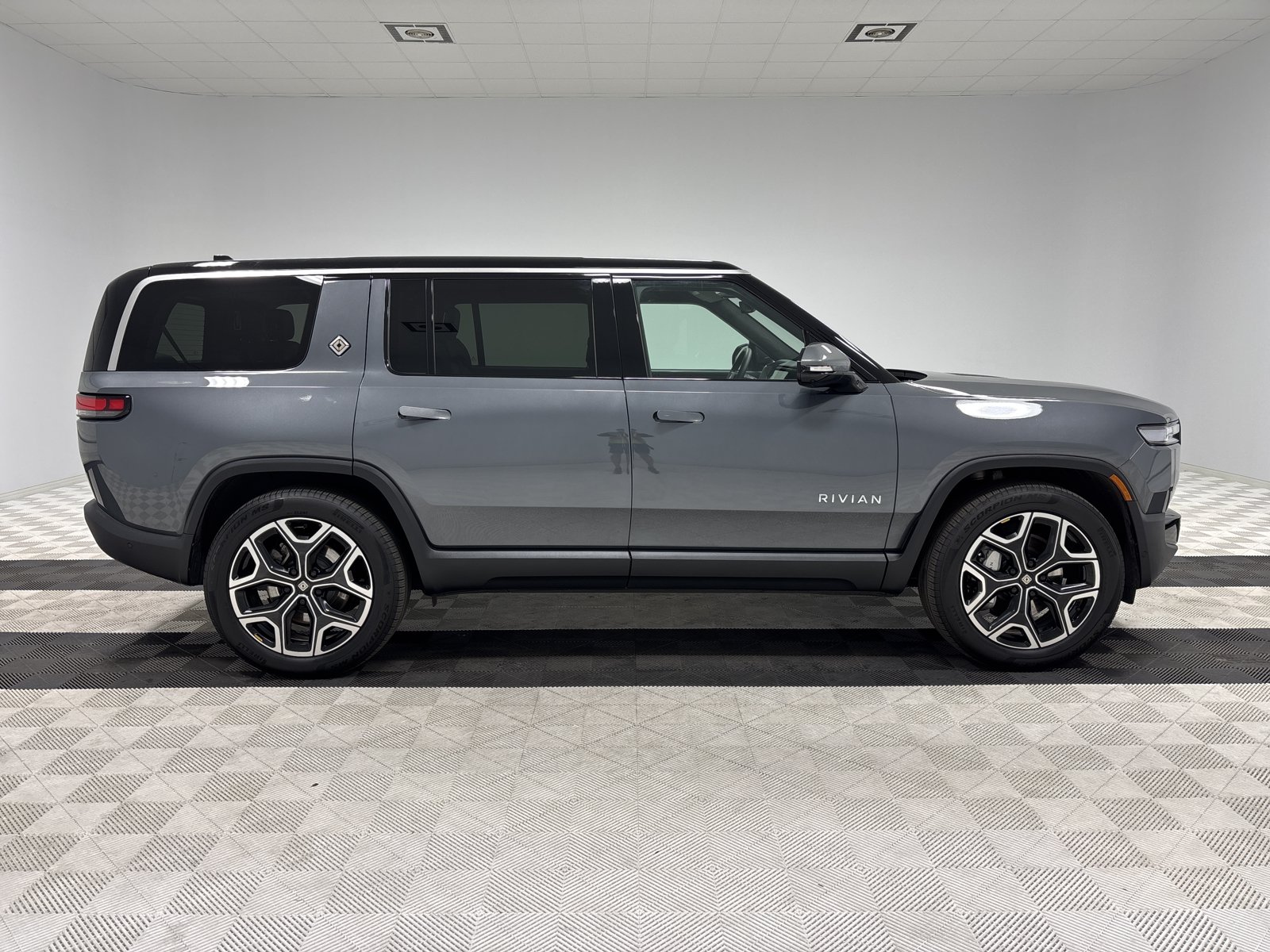 Used 2025 Rivian R1S Adventure AWD/4WD image 6