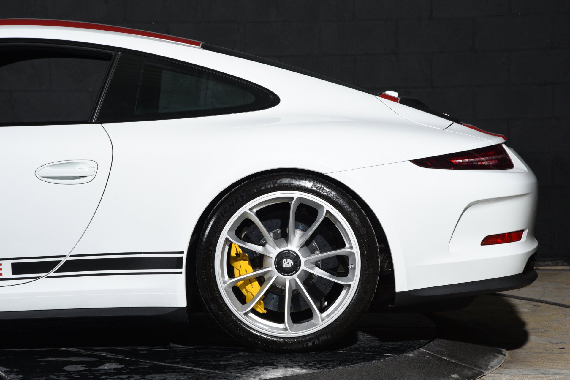Used 2016 Porsche 911 R RWD image 23