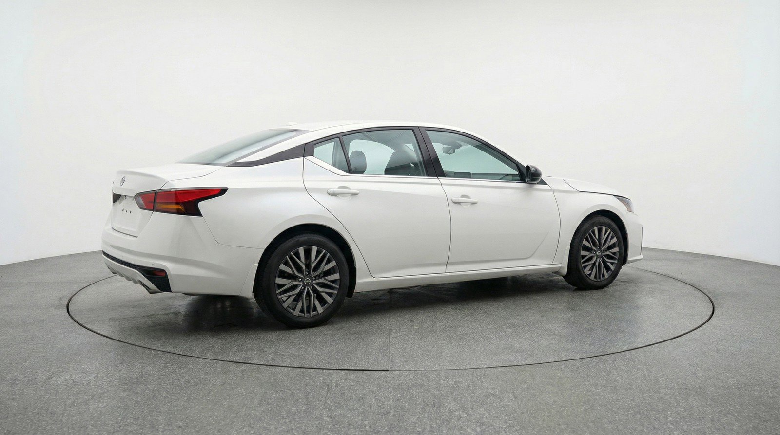 Used 2025 Nissan Altima 2.5 SV FWD image 9