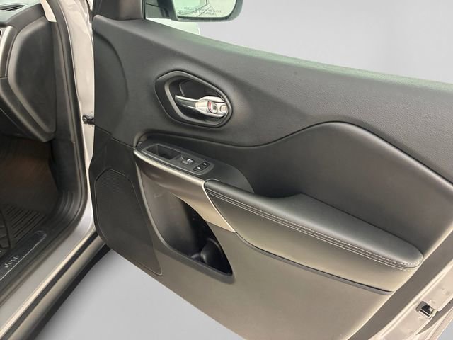 Used 2020 Jeep Cherokee Limited AWD/4WD image 15