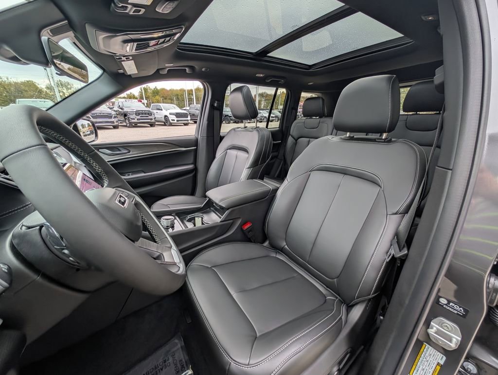 New 2025 Jeep Grand Cherokee Limited w/ Black Appearance Package image 14