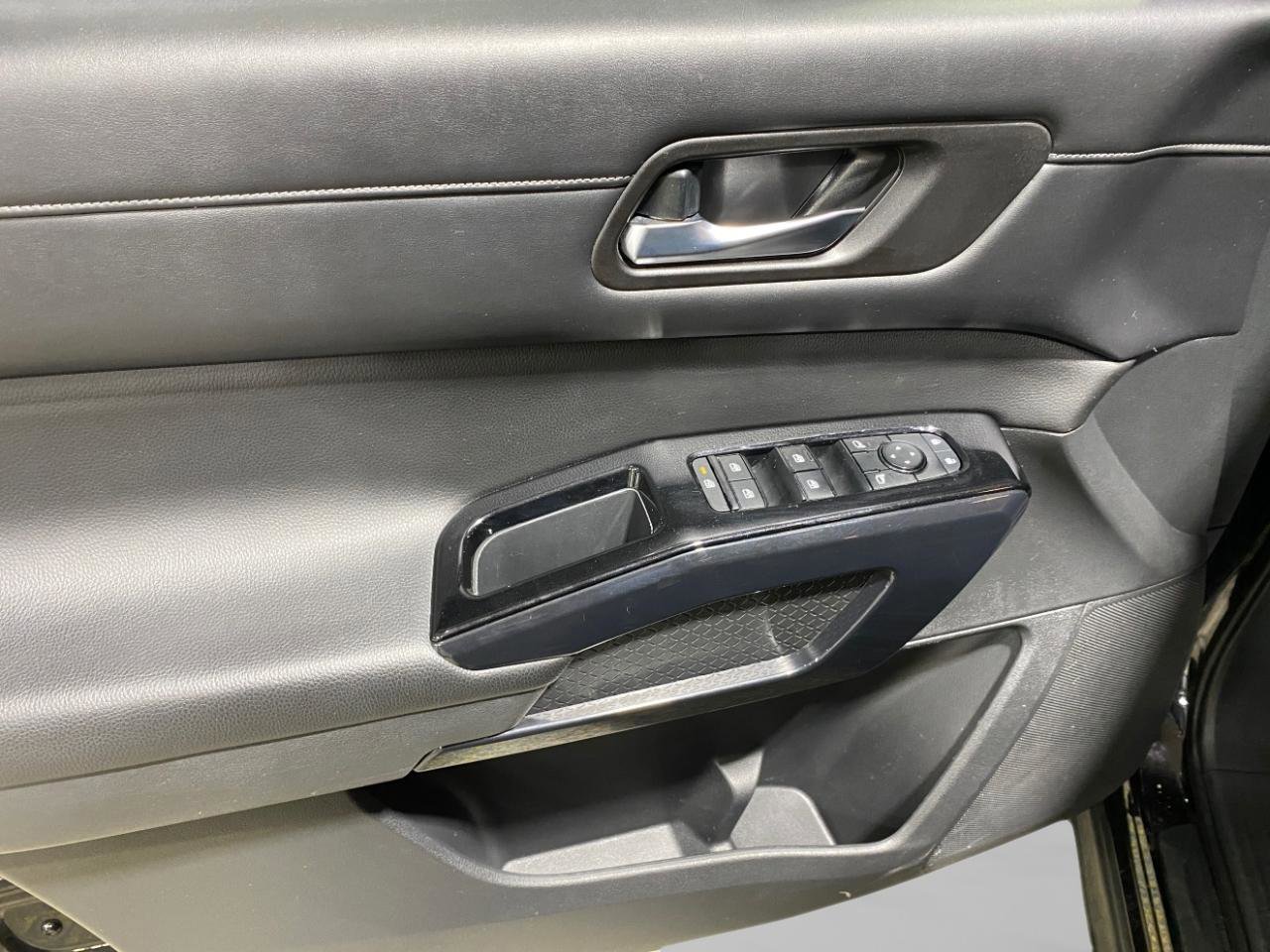 Used 2022 Nissan Pathfinder SV w/ SV Premium Package image 7