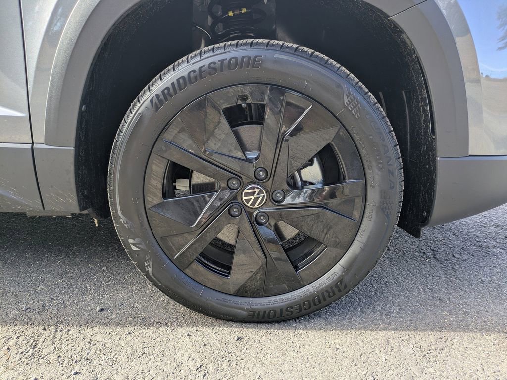 New 2026 Volkswagen Taos SE image 11