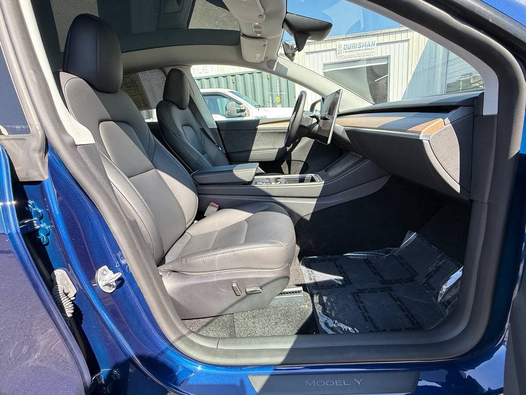 Used 2024 Tesla Model Y Long Range AWD/4WD image 24
