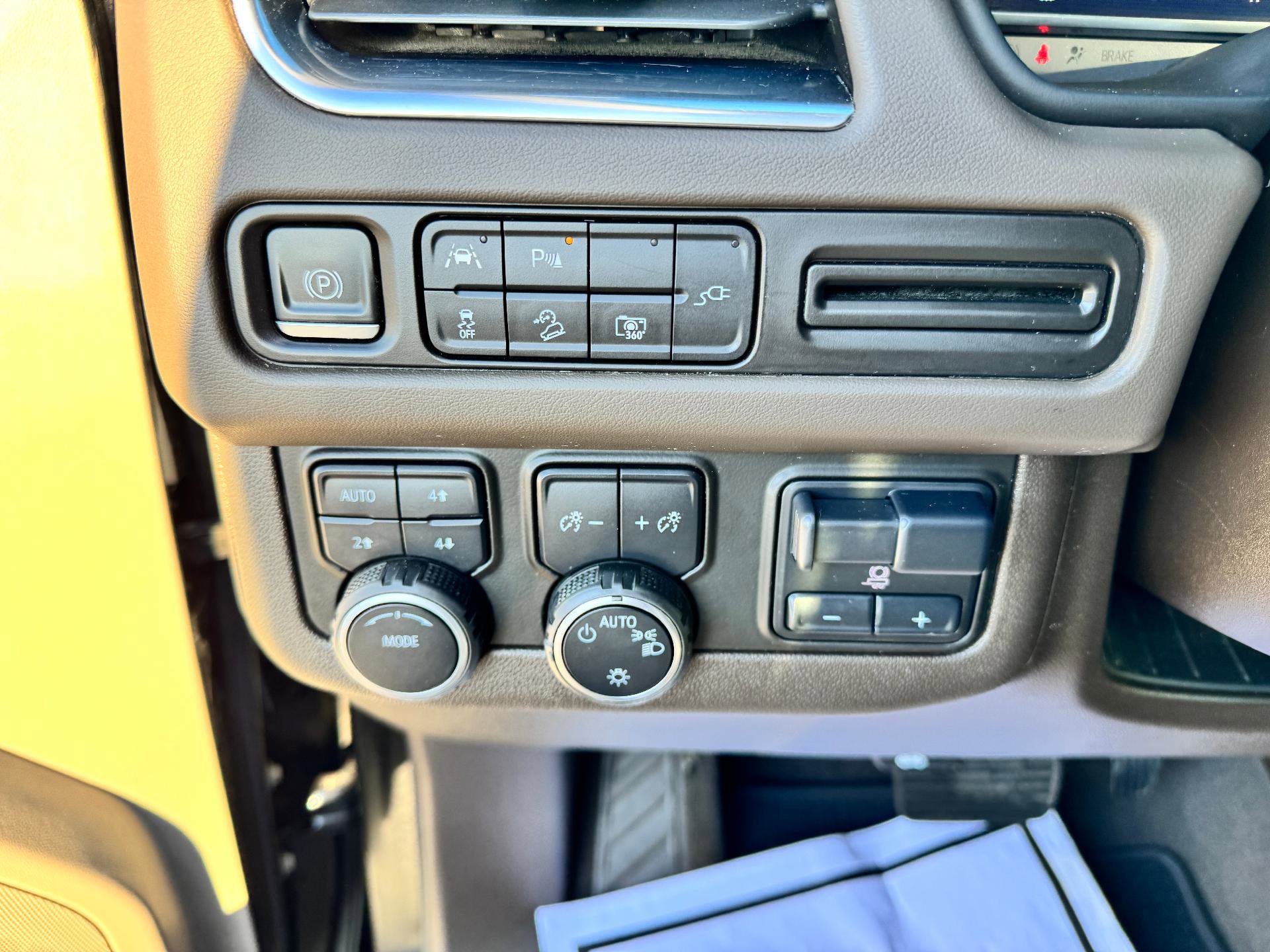 Used 2022 Chevrolet Tahoe Z71 w/ Luxury Package image 28