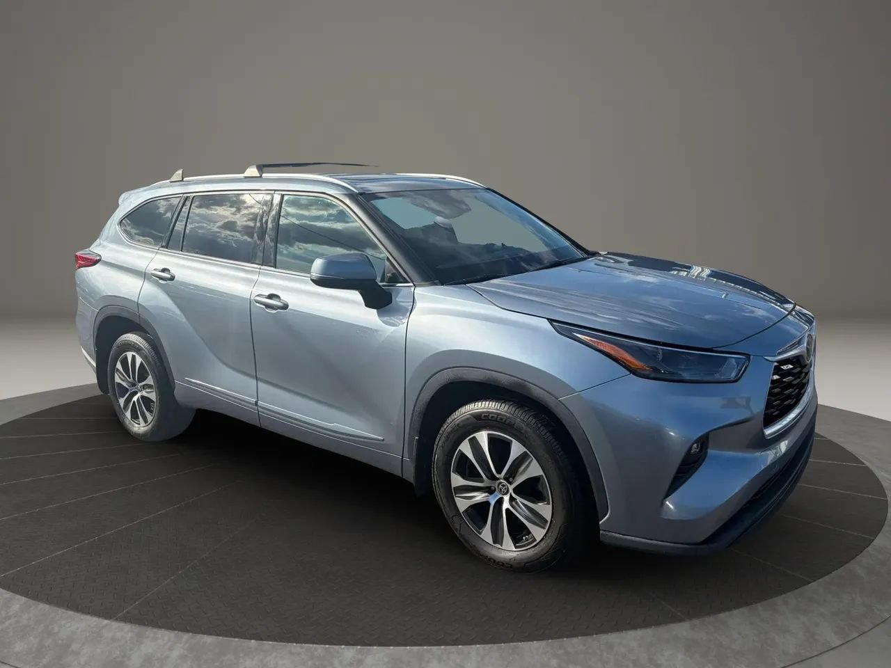 Used 2022 Toyota Highlander XLE AWD/4WD image 7