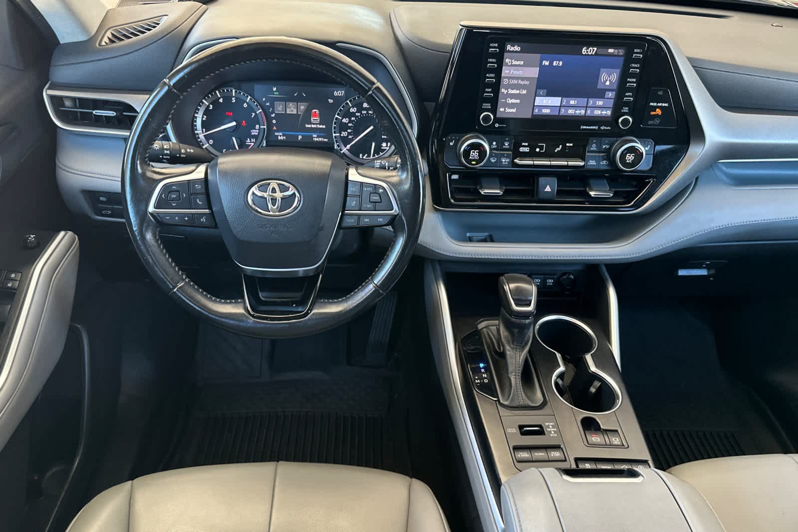 Used 2021 Toyota Highlander XLE AWD/4WD image 15
