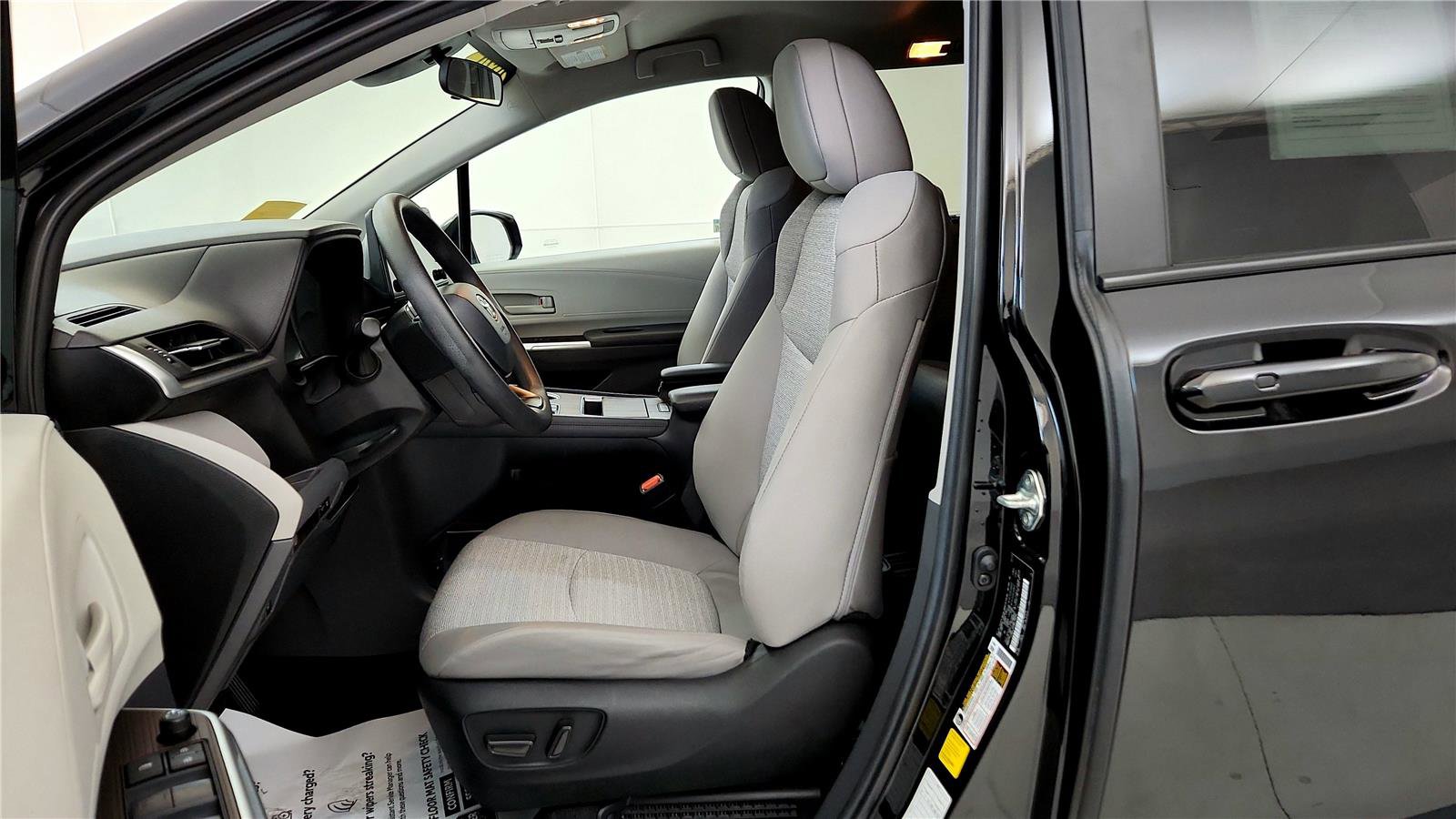 Certified 2024 Toyota Sienna LE image 29