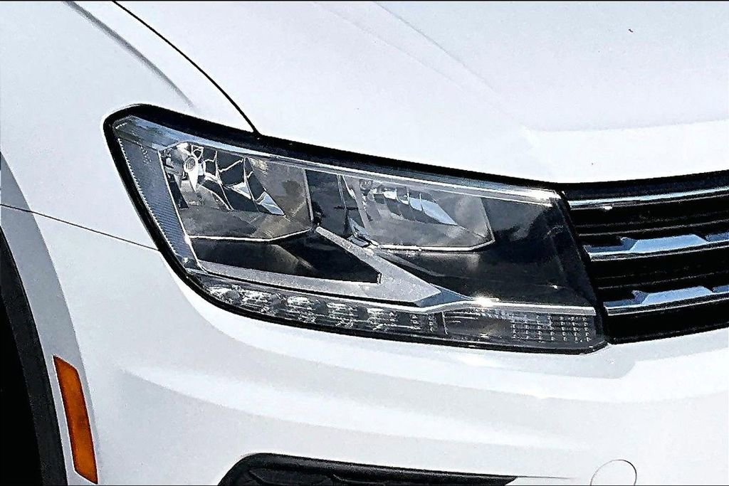 Certified 2021 Volkswagen Tiguan SE FWD image 12