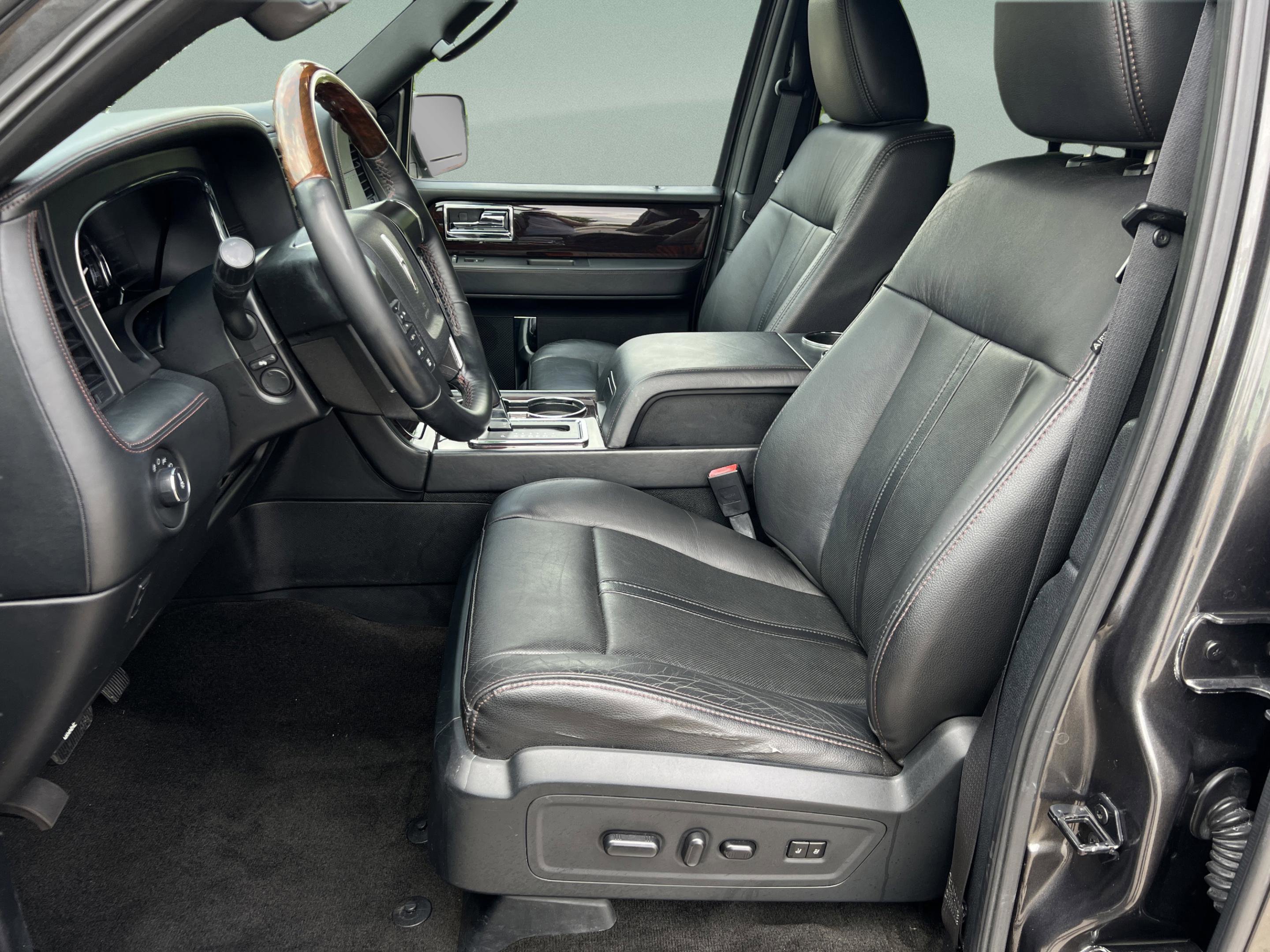 Used 2016 Lincoln Navigator Reserve image 28