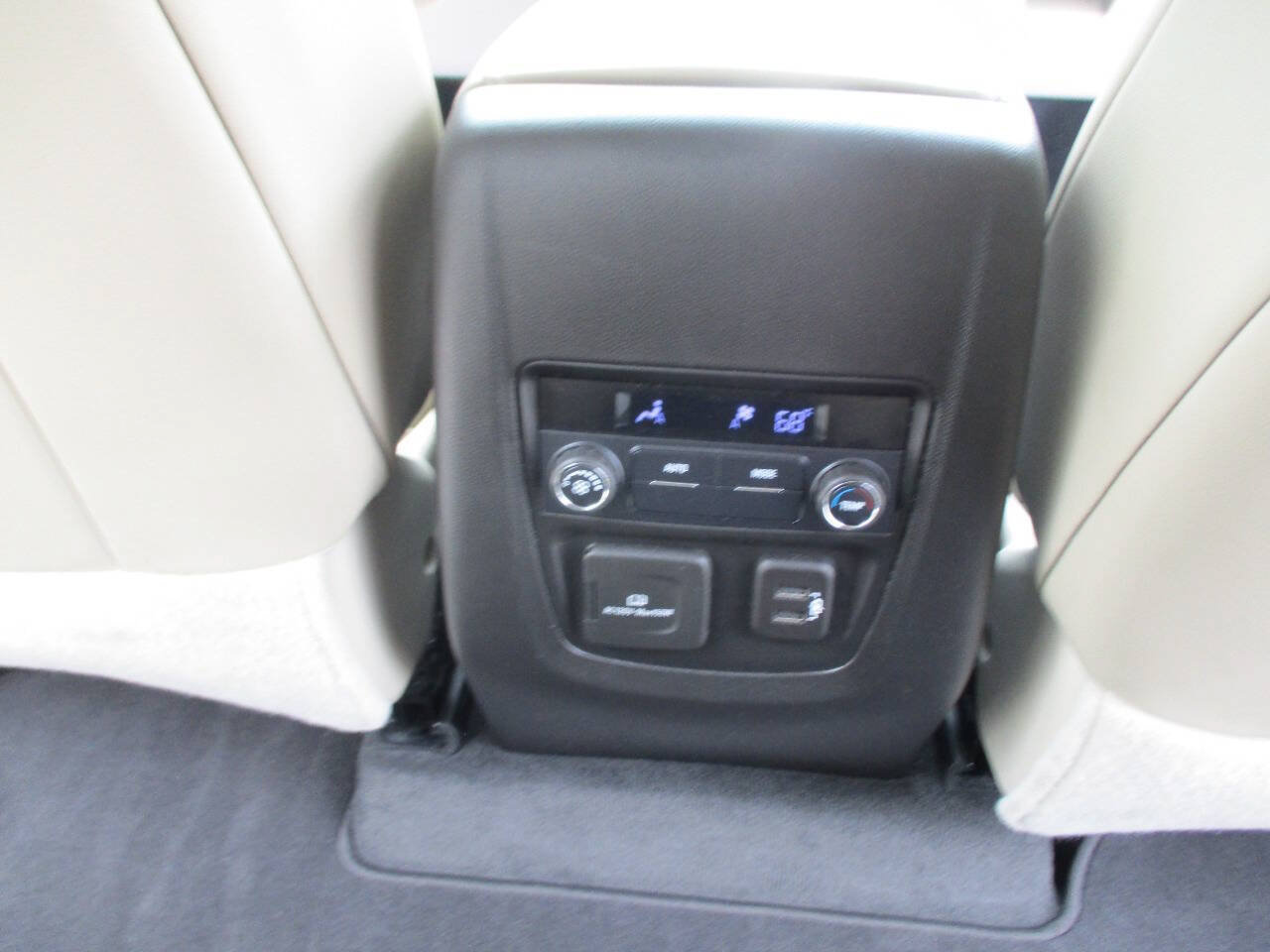Used 2020 Buick Enclave Essence w/ LPO, Luxury Package FWD image 31