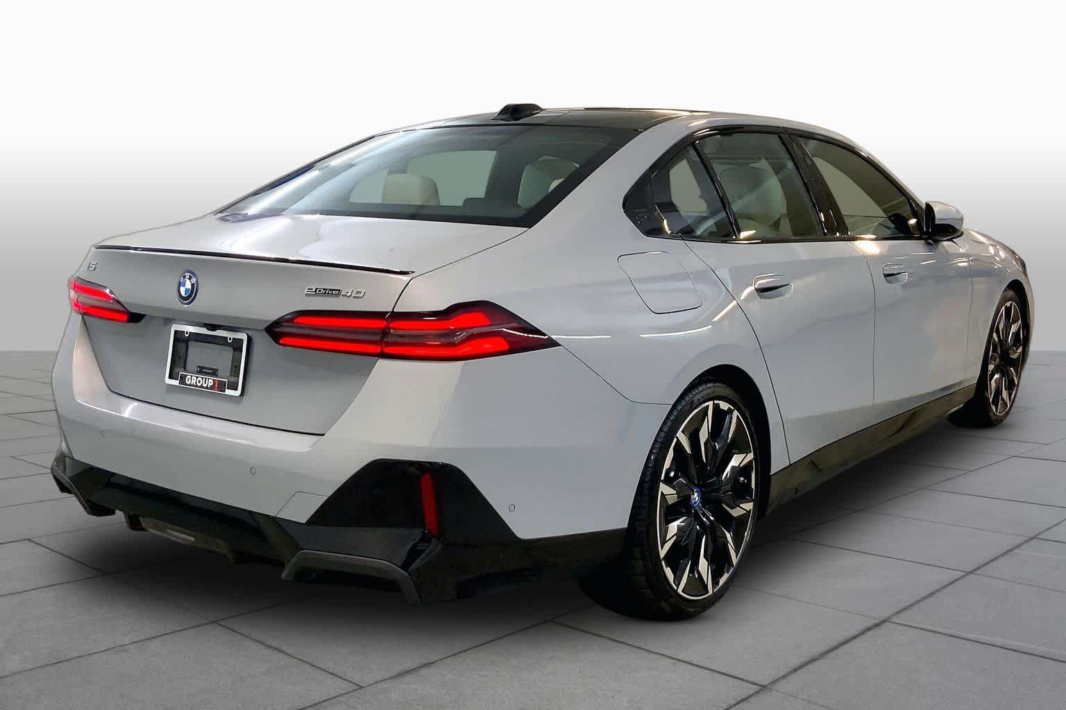 Used 2024 BMW i5 eDrive40i w/ Executive Package RWD image 11