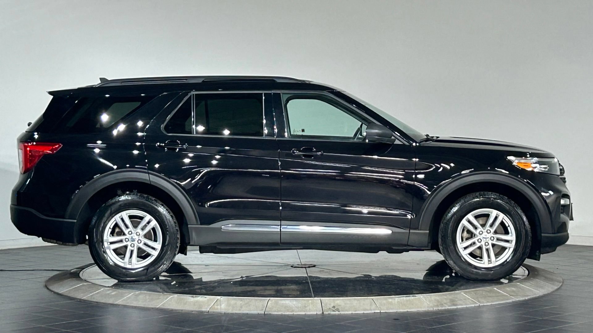Used 2022 Ford Explorer XLT w/ Equipment Group 202A AWD/4WD image 11