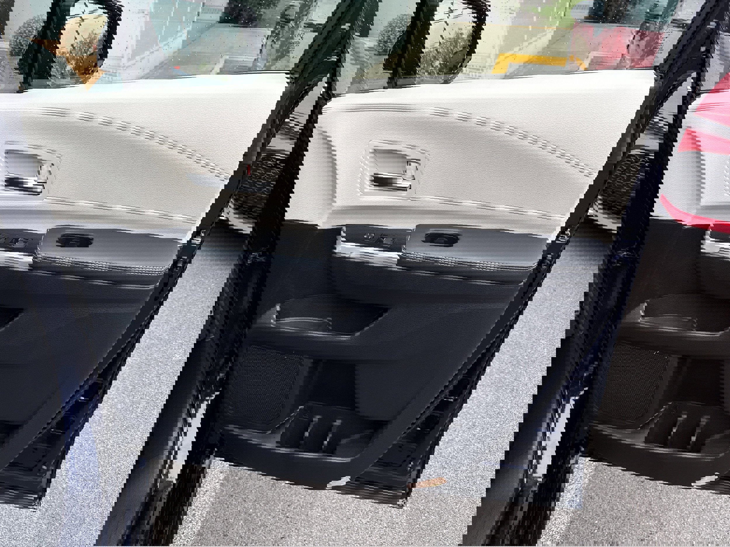 Used 2025 Toyota Sienna Platinum image 25