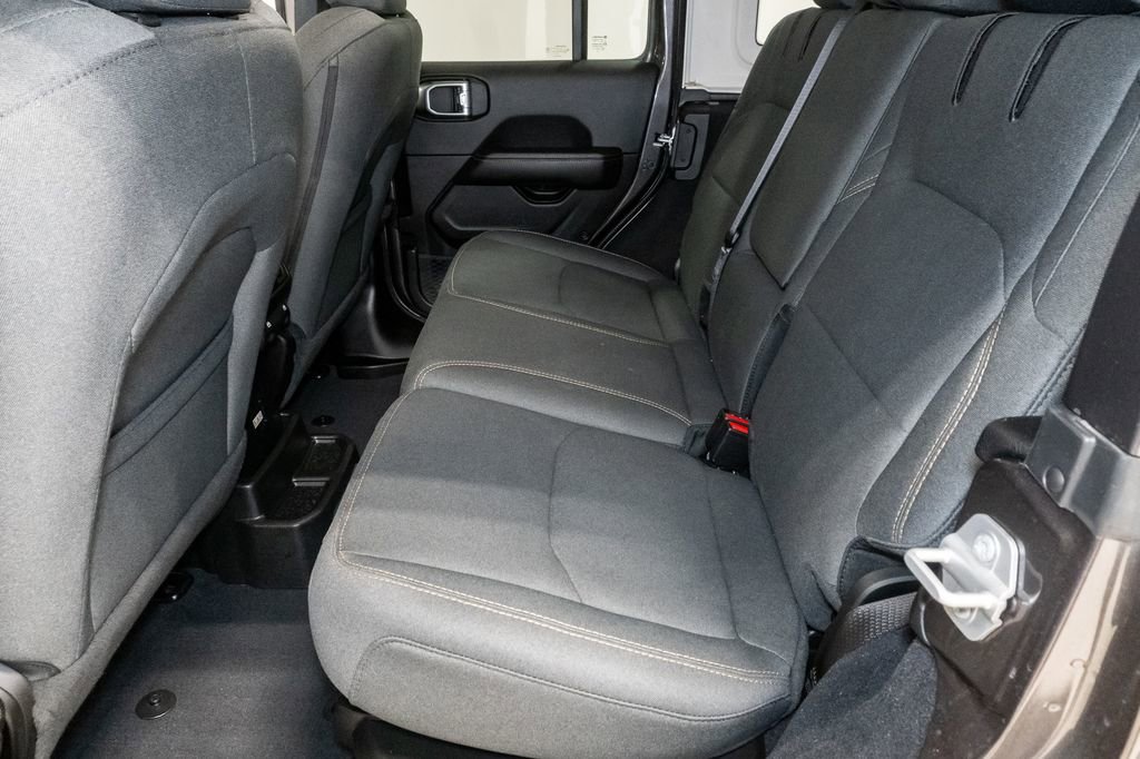 Used 2025 Jeep Wrangler Unlimited Sahara image 22