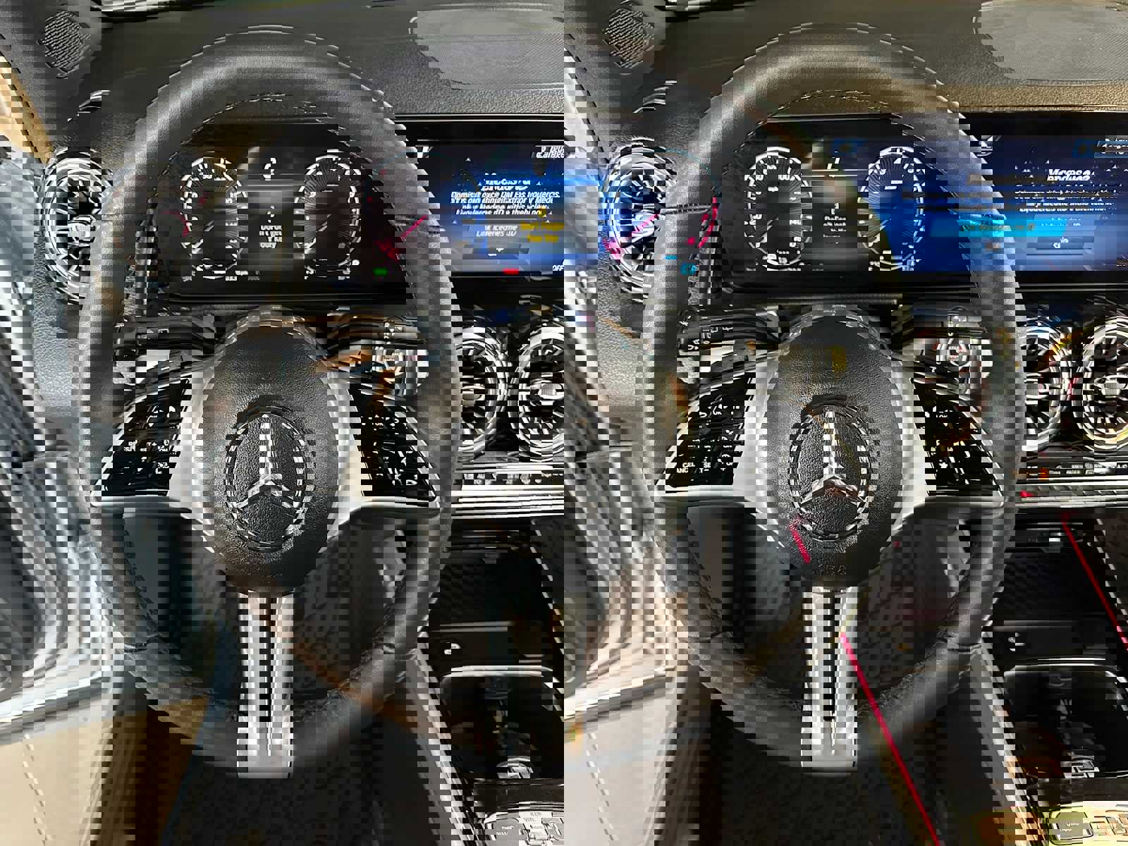 Used 2025 Mercedes-Benz GLB 250 4MATIC image 23