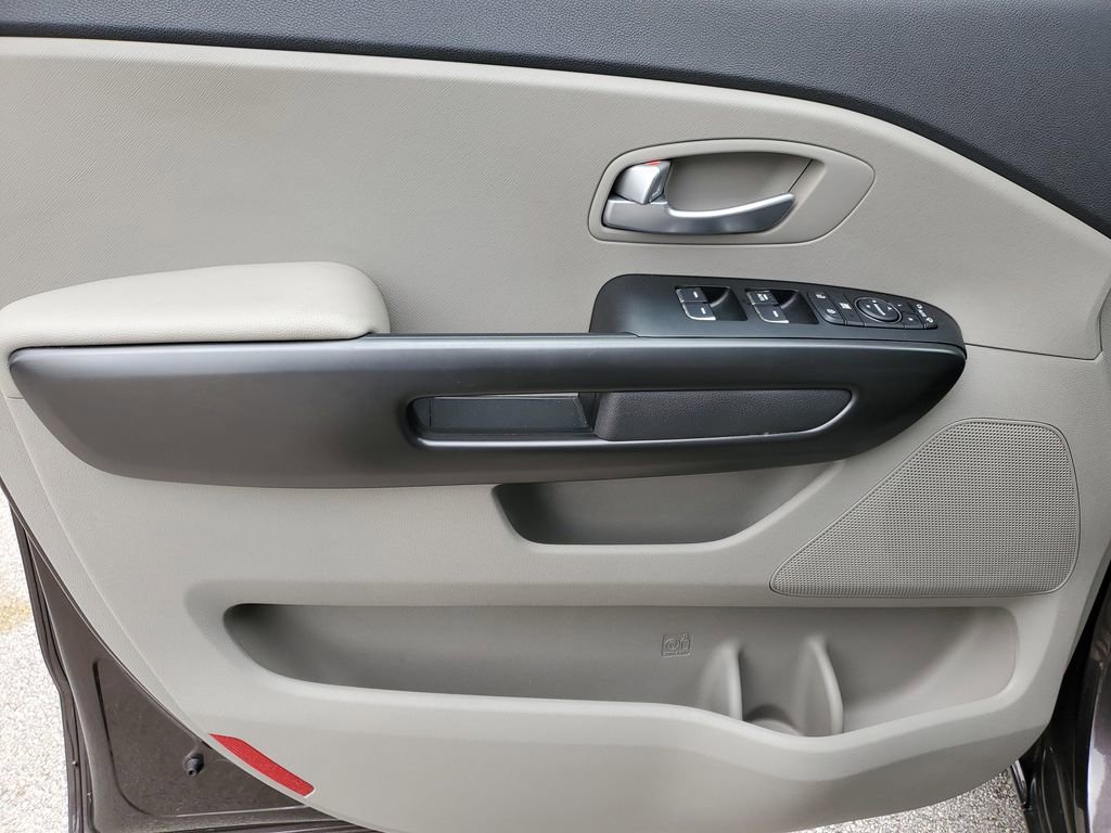 Used 2016 Kia Sedona LX image 19