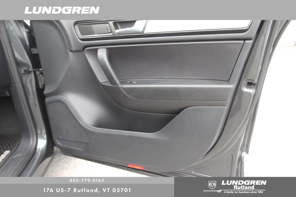 Used 2013 Volkswagen Touareg Sport AWD/4WD image 21